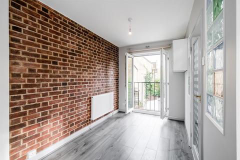 Studio to rent, Elphinstone Road, Walthamstow, E17