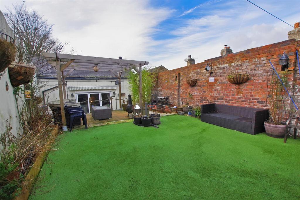 Saddleworth Road, Greetland, Halifax 3 bed semidetached bungalow for