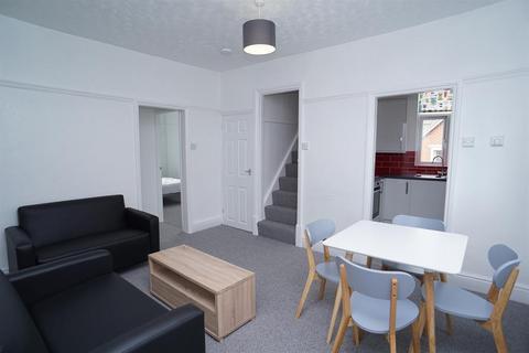 4 bedroom flat to rent - Toyne Street, Crookes, Sheffield, S10