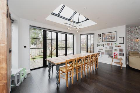 8 Pine Hill, Epsom, KT18 7BG