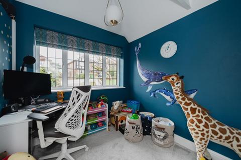 8 Pine Hill, Epsom, KT18 7BG