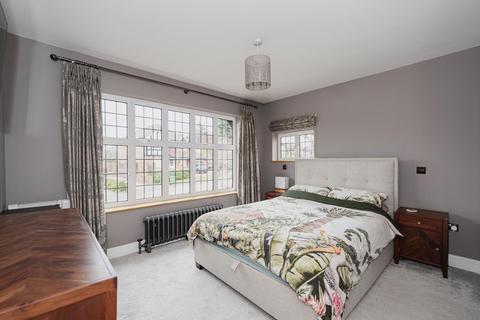 8 Pine Hill, Epsom, KT18 7BG