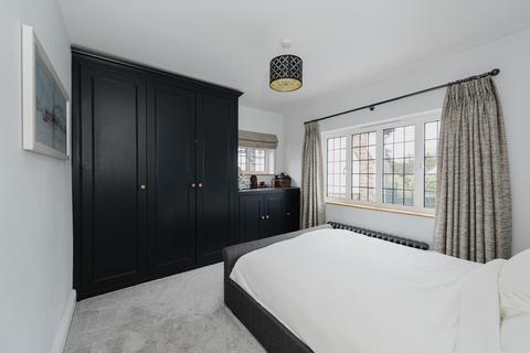 8 Pine Hill, Epsom, KT18 7BG