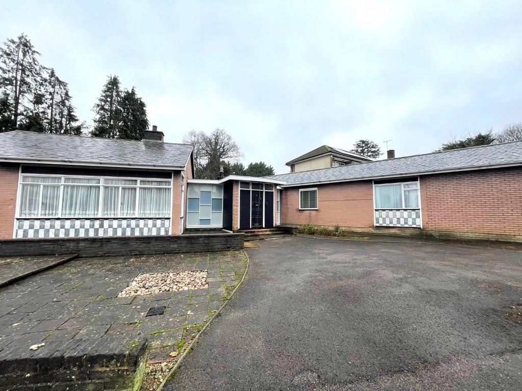 Fallowfield, Stanmore, HA7 4 bed detached bungalow £3,000 pcm (£692 pw)