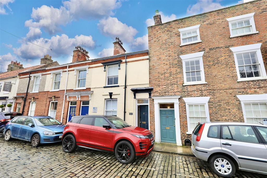 Highgate, Beverley 3 bed terraced house for sale £300,000