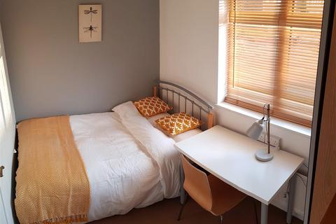 5 bedroom end of terrace house to rent - Durham Close, Wincheap (2 BATHROOMS) (Near CCU)