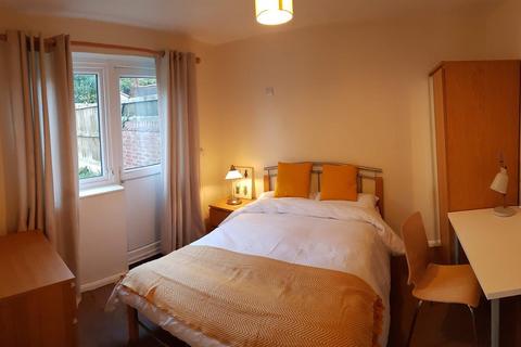 5 bedroom end of terrace house to rent, Durham Close, Wincheap (2 BATHROOMS) (Near CCU)