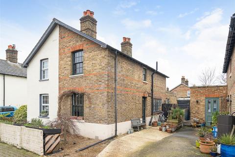 128 Victor Road, London, SE20 7JT