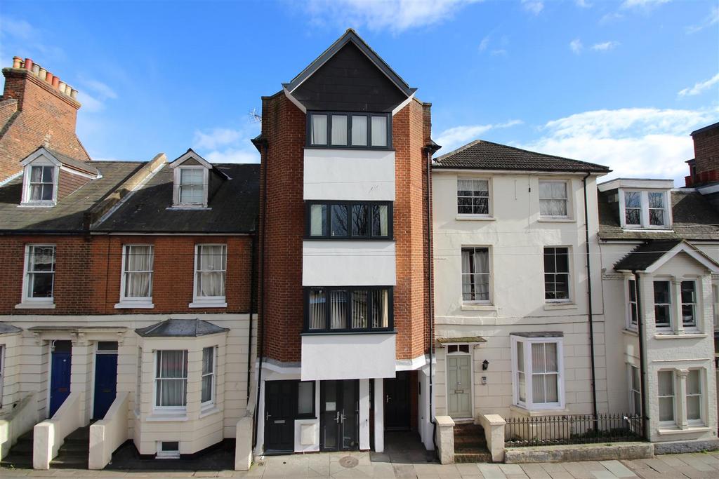Station Road West, Canterbury 2 bed flat £995 pcm (£230 pw)