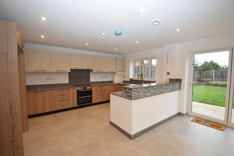 4 bedroom detached house to rent, ADDLESTONE