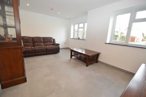 4 bedroom detached house to rent, ADDLESTONE