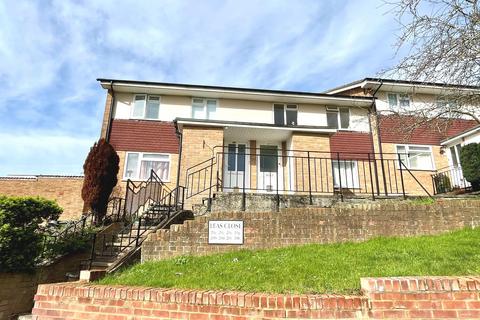 20b Leas Close, Chessington, KT9 2EQ