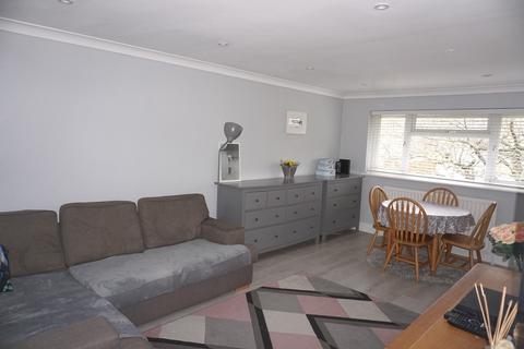20b Leas Close, Chessington, KT9 2EQ