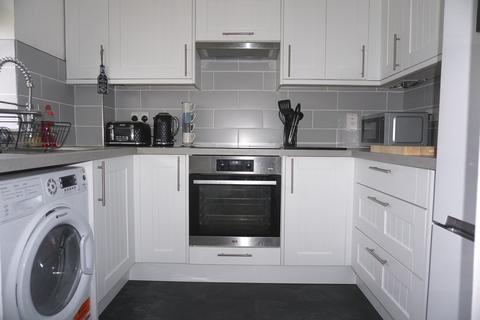 20b Leas Close, Chessington, KT9 2EQ