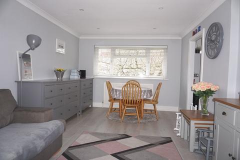 20b Leas Close, Chessington, KT9 2EQ