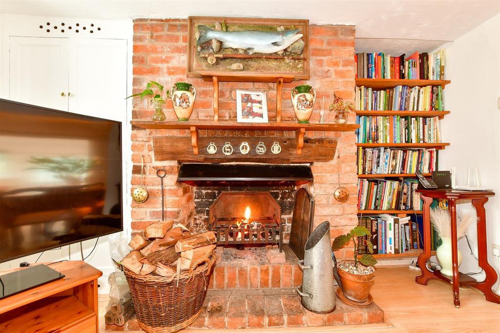 Maypole Road, East Grinstead, West Sussex 2 bed cottage for sale £325,000