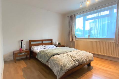 2 bedroom flat to rent, Valley Close, Pinner HA5
