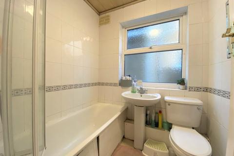 2 bedroom flat to rent, Valley Close, Pinner HA5