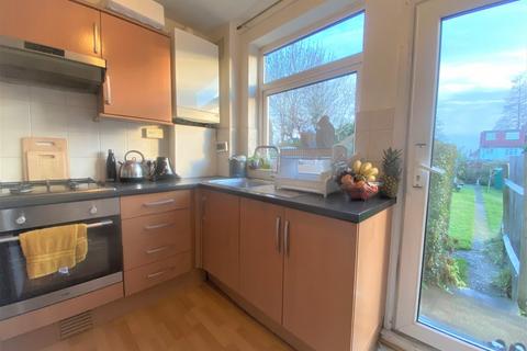 2 bedroom flat to rent, Valley Close, Pinner HA5