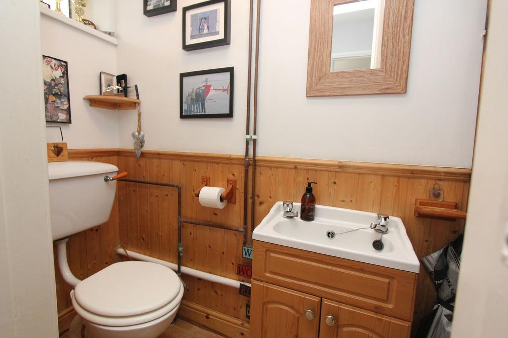Cloakroom/ WC
