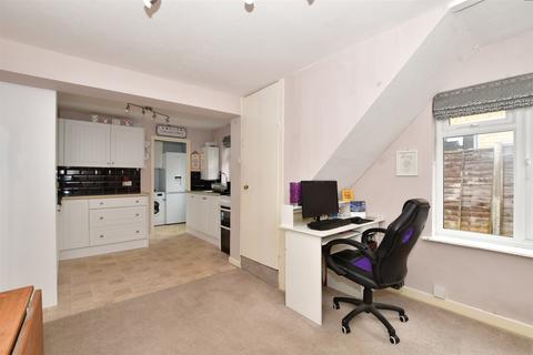 135 Kingston Road, Leatherhead, KT22 7NT