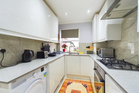 2 bedroom maisonette for sale, Cardrew Close, London, N12