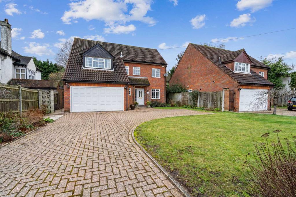 Aldenham Road, Bushey 5 bed detached house for sale £1,175,000
