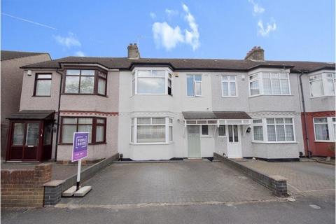 4 bedroom semi-detached house to rent - Strathmore Gardens, Hornchurch, RM12