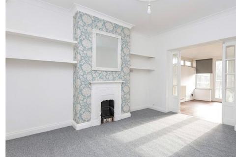 4 bedroom terraced house to rent, Strathmore Gardens, Hornchurch, RM12