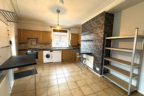 4 bedroom end of terrace house to rent, Elmfield Place