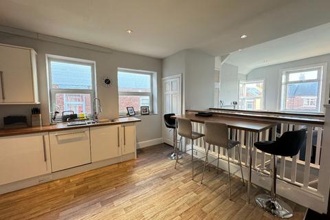 undefined, Victoria Avenue, Whitley Bay  * HOLIDAY LET APARTMENT *