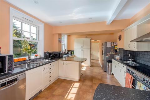 4 bedroom detached house for sale, Manor Road