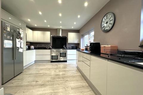 4 bedroom detached house for sale - Canterbury Road, Kennington