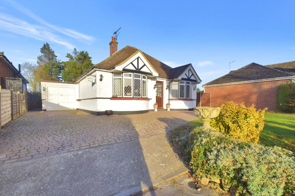 Hartlip Hill, Hartlip, Sittingbourne, ME9 4 bed detached bungalow for