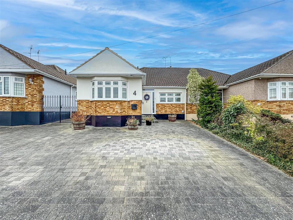 Poplar Road, Rayleigh SS6 2 bed semidetached bungalow for sale £500,000