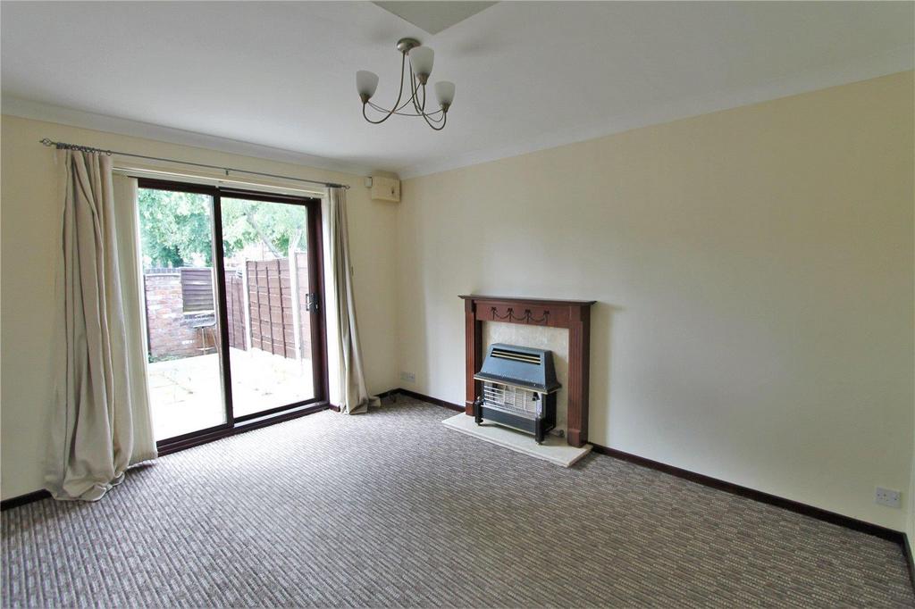PHOTO 4 - LIVING ROOM.jpg