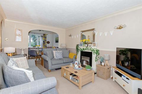 3 bedroom terraced house for sale, Kingfisher Close, Worthing