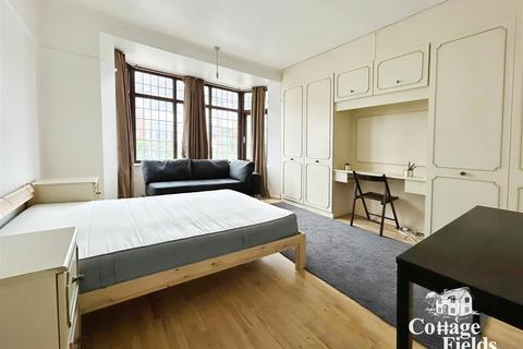 4 bedroom end of terrace house to rent, Slades Gardens, Enfield - Superb 5 Bedroom in the Heart of EN2 !!