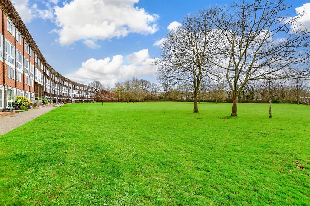 Hailey Place, Cranleigh, Surrey 3 bed for sale £260,000