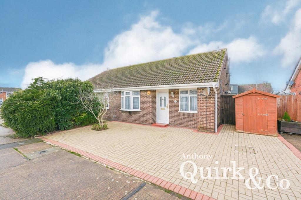 Canvey Island SS8 2 bed bungalow for sale £290,000