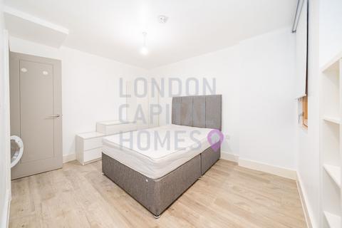 Studio to rent, Salcombe Court,  St. Ives Place, London