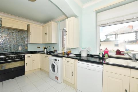 4 bedroom end of terrace house for sale, Ashburton Avenue, Ilford, Essex