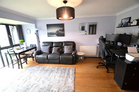 19 Foxwood Close, Feltham, TW13 7DN