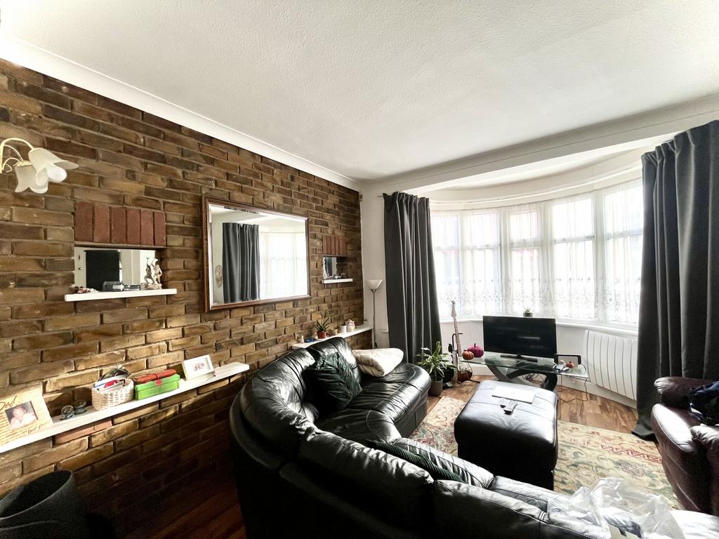 A Spacious Ground Floor, One Bedroom Flat with a