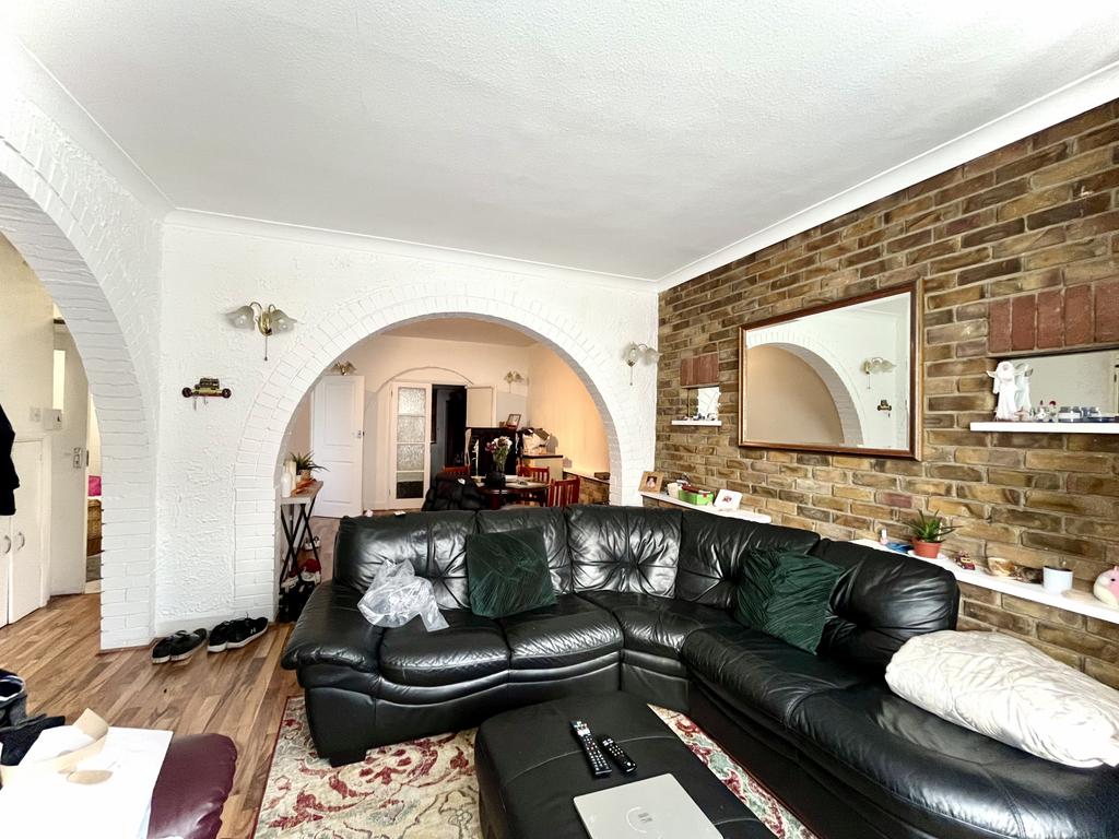 A Spacious Ground Floor, One Bedroom Flat with a