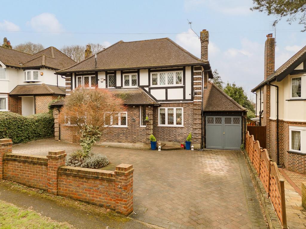 Hinchley Close, Esher, KT10 4 bed detached house for sale £1,265,000