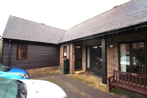 2 bedroom terraced house to rent, Farm Close, Horsham