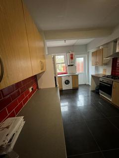 4 bedroom terraced house to rent - Wanstead Lane, Ilford, Essex, IG1