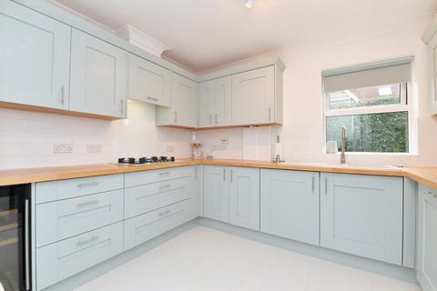 3 bedroom apartment for sale, Cleeve House, Barton Court Avenue, Barton On Sea, New Milton, BH25