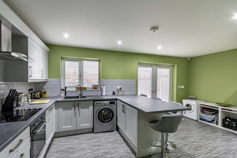 16 Middlefield Close, Dunscroft, Doncaster, DN7 4GB
